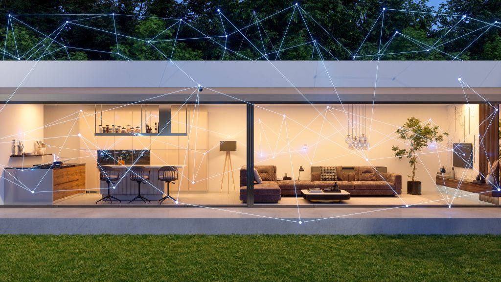Modernes Smart Home mit großer Glasfront bei Abenddämmerung, im Inneren sind Küche und Wohnzimmer sichtbar. Über dem Haus sind digitale Netzwerklinien dargestellt, die die intelligente Vernetzung und Automatisierung des Gebäudes symbolisieren.